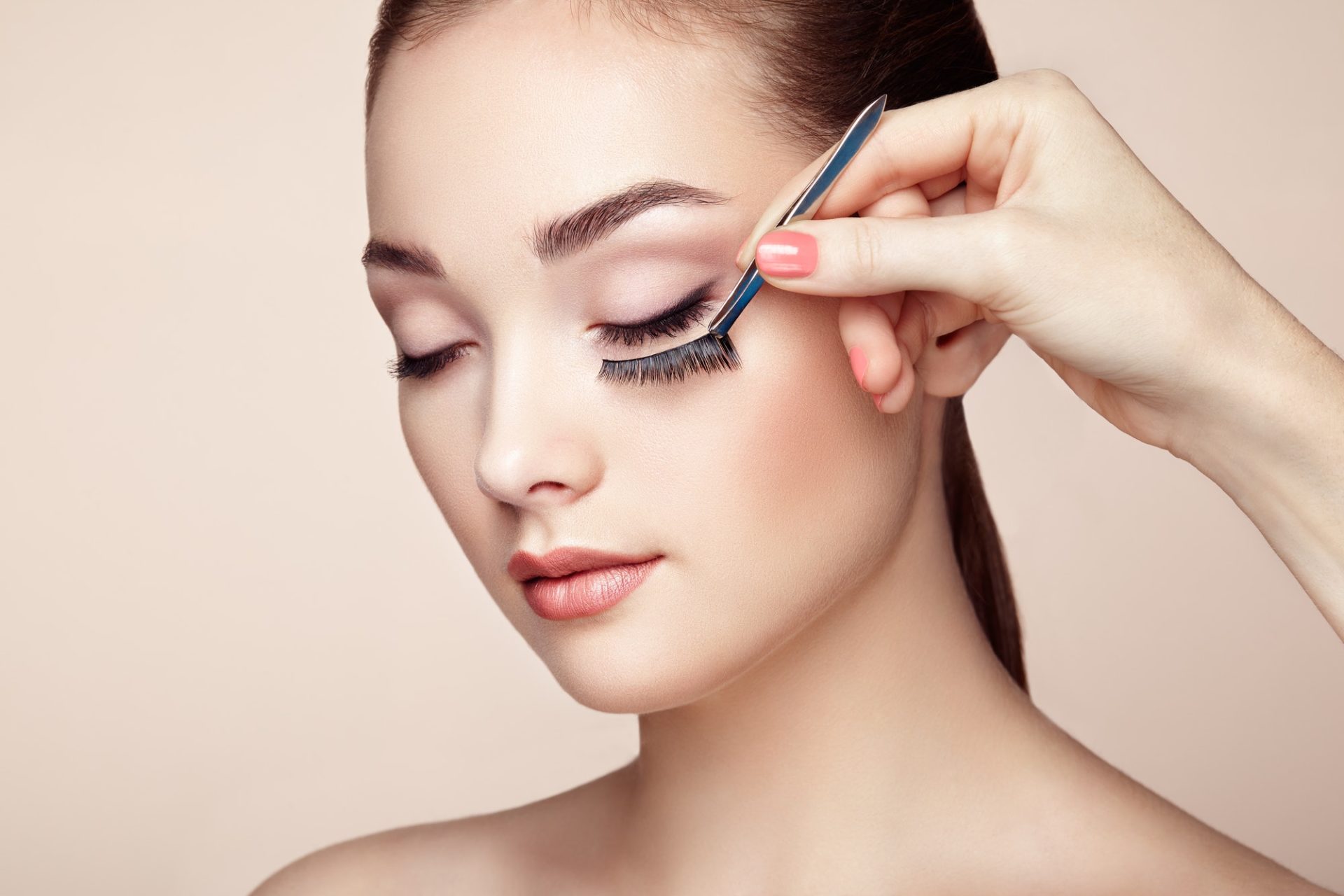 makeup-artist-glues-eyelashes.jpg makeup-artist-glues-eyelashes.jpg